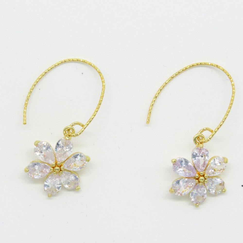 NWOT-Shining Zircon Flower Earrings